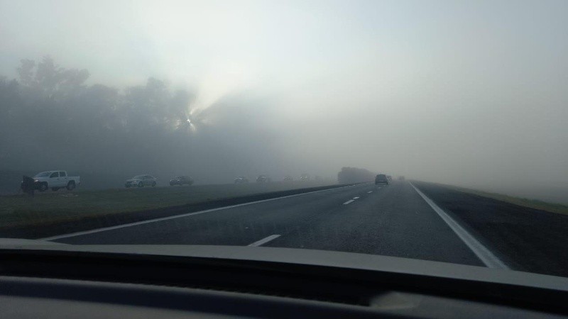 Tránsito complicado por humo y neblinas en las autopistas de la zona 